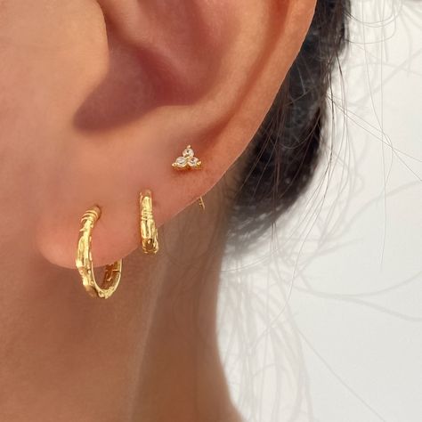 These are the basic simple huggie hoops that you can wear everyday ,made of 925 sterling silver with 18k gold /Silver plated. With modern textured finish you can create minimalist and stylish look at the same time. Come in 2 colours and 2 sizes. Material: 925 Sterling Silver with 18k gold/ Silver plated. Measurement: -Hoop outer diameter: 14mm, Hoop inner diameter: 11mm-Hoop inner diameter : 9mm, Hoop inner diameter: 6.5mm Sold as a pairHypoallergenicNickel Free ♡ Have any questions or need advi 2 Ear Piercings Ideas Simple, 3 Piercing Ear Ideas, 3rd Ear Piercing, Gold Earrings Hoops, Earring Stacks, Simple Gold Earrings, Earring Stack, Minimalist Earrings Gold, Stacked Earrings