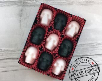 Goth Chocolate, Tracy California, Gothic Valentine, Dollhouse Rooms, Recetas Halloween, Tea Club, Gothic Christmas, Making Candles Diy, Candles Diy