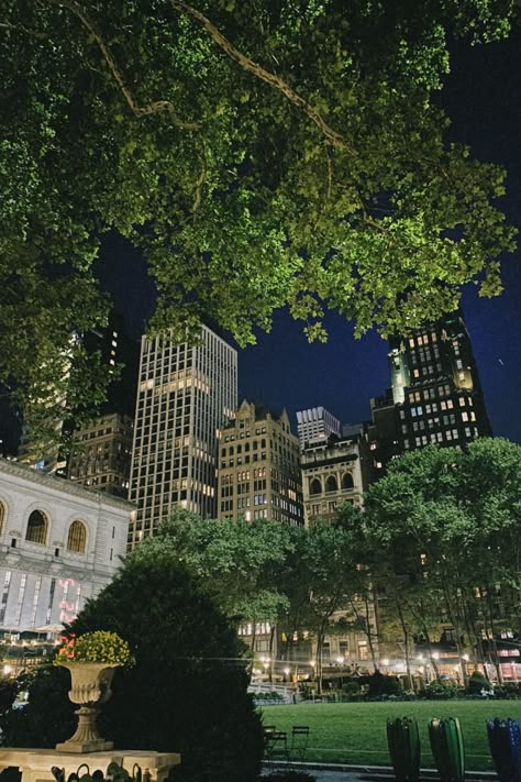 New York Facts, New York Park, Bryant Park Nyc, New York Central Park, City Life Aesthetic, City Parks, New York Night, Nyc Park, Empire State Of Mind