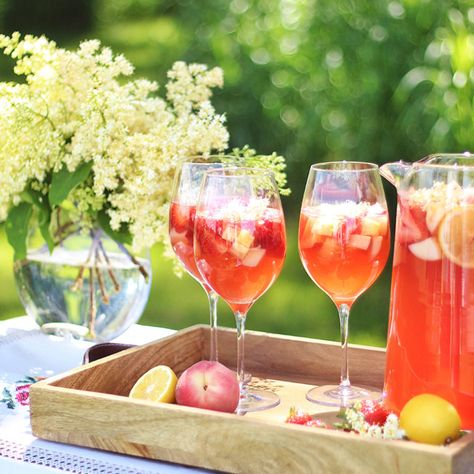 ROSÉ LYCHEE ELDERFLOWER SANGRIA - JustineCelina Elderflower Sangria, Lychee Sangria, Citrus Sangria, Clean Cocktails, Elderflower Cocktail, Wine Cocktail Recipes, Fruit Garnish, Rose Sangria, Pretty Wine