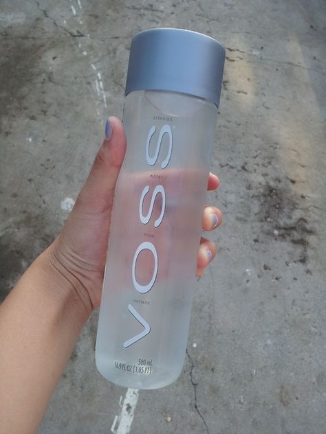 skinnyjeansandbandtees | via WeHeartIt  @ http://cookerecipe.com Agua Voss, Voss Water, Infused Water Recipes, Cute Water Bottles, Healthy Foodie, Water Bottle Design, Water Recipes, Detox Water, Food Is Fuel