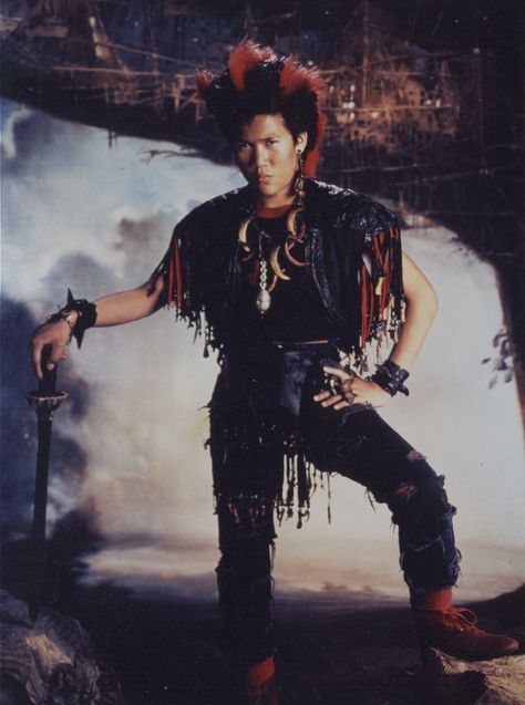 rufio - Google Search Rufio Costume, Rufio Hook, Hook Movie, Dante Basco, Punk Rock Fashion, Steven Spielberg, Robin Williams, Punk Outfits, Movie Costumes