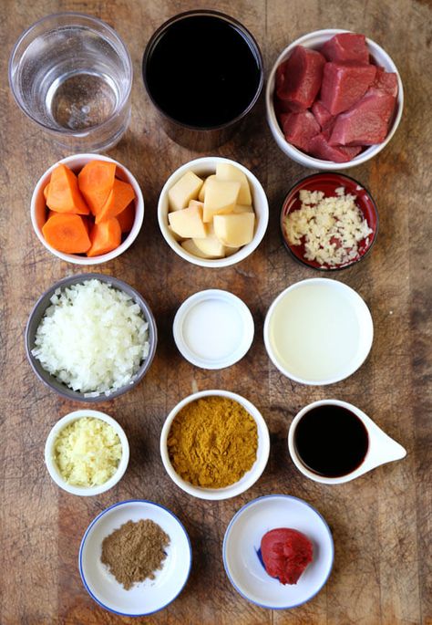 japanese-curry-ingredients Japanese Curry Recipe, Kare Raisu, Carrot Curry, Curry Ingredients, Japanese Curry, Curry Rice, Beef Curry, Easy Asian Recipes, Easy Homemade Recipes