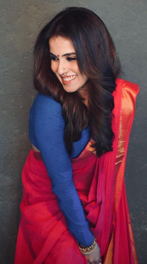 Genelia Deshmukh, Red Saree Wedding, Red Silk Saree, Marathi Saree, Floral Dresses With Sleeves, Saree Hairstyles, Simple Saree Designs, Saree Draping Styles, Celebrity Casual Outfits