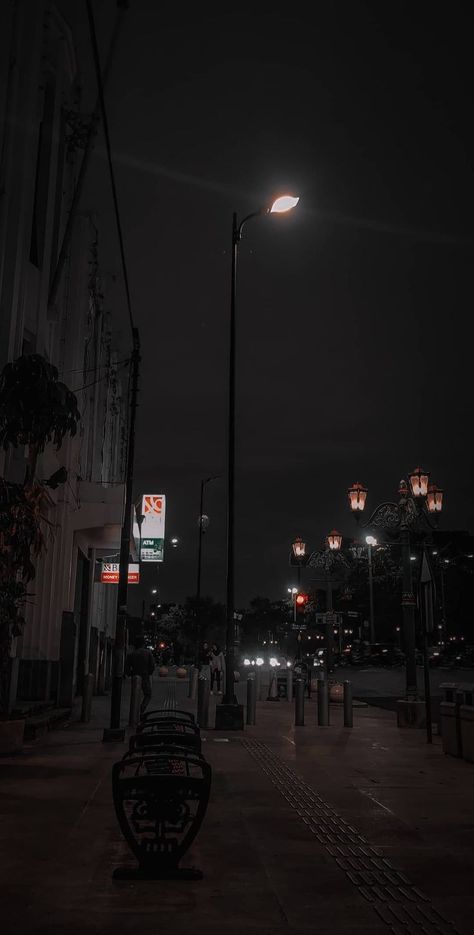 Dark Night Asthetics Photos, Malioboro Yogyakarta Night Aesthetic, Wallpaper Asthetics Black, Night Vibes Aesthetic Wallpaper, Aesthetic Street Pics, Dark Asthetics Photos Wallpaper, Night Chill Aesthetic, Wallpaper Jam 00.00, Street Aesthetic Wallpaper