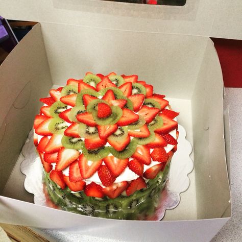 Strawberry And Kiwi Cake, Strawberry Kiwi Cake, Kiwi Cake, Strawberry Kiwi, Fruit Tart, Summer Food, Bake Sale, Cake Decoration, Fun Desserts