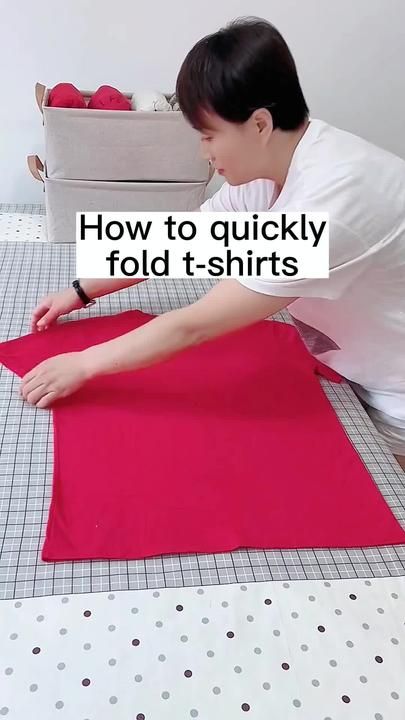 Tying Hacks, Folding Tricks, Clothes Life Hacks, Folding Tips, Folding Socks, T Shirt Folding, Folding Hacks, Folding Fitted Sheets, Fold Clothes