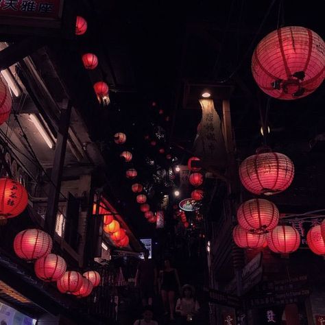 Red Lanterns, Dark Paradise, Japanese Aesthetic, Aesthetic Themes, Red Aesthetic, New Wall, The Last Airbender, Edison Light Bulbs, Black Aesthetic