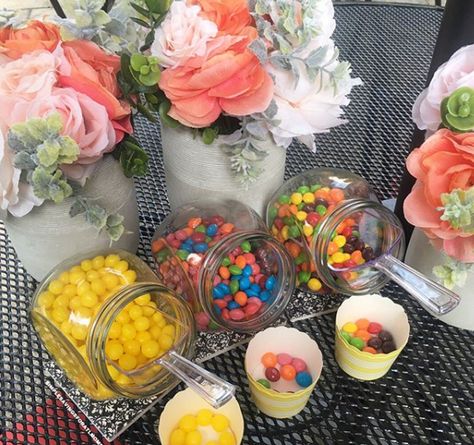 DOLLAR TREE CANDY STATION DIY - PERFECT FOR THE SUMMER! http://simplesavingsforatlmoms.net/dollar-tree-candy-station-diy-perfect-for-the-summer/ Candy Bar Dollar Tree, Dollar Tree Candy Table Ideas, Dollar Tree Food Display, Diy Snack Station Parties, Dollar Tree Dessert Table, Quince Snacks, Candy Storage Ideas, Party Hacks Diy, Diy Snack Station