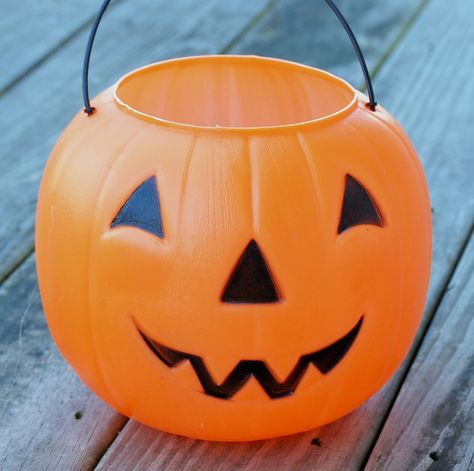 Upcycle a dollar store plastic pumpkin bucket into a gorgeous burlap-covered pumpkin! Plastic Pumpkins Makeover, Pumpkin Bucket Crafts, Bucket Makeover, Childhood Halloween, Plastic Pumpkins Bucket, Bucket Crafts, Pagan Holidays, Halloween Crafts Preschool, Pumpkin Bucket