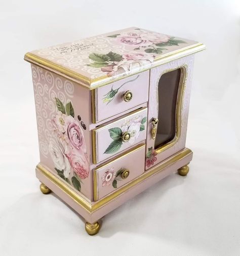 Painted Jewellery Box Ideas, Decoupage Jewelry Box, Shabby Chic Jewellery Box, Shabby Chic Boxes, Box Makeover, Jewelry Box Makeover, Upcycled Vintage Jewelry, Shabby Chic Jewelry, Painted Jewelry Boxes