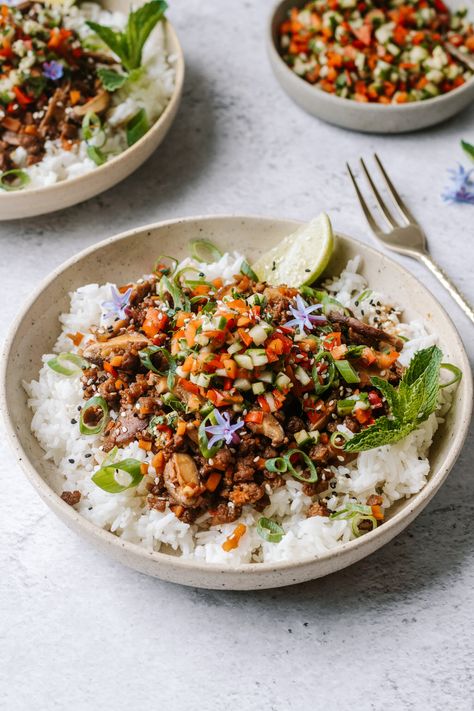 Rice Bowls Healthy, Wholesome Life, High Protein Vegan Recipes, Rice Bowls Recipes, Vegan Recipes Videos, Vegan Lunch Recipes, Mince Recipes, Fresh Coconut, High Protein Vegan