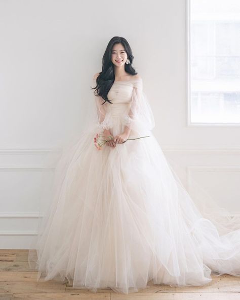 Iu Wedding Dress, Wedding Dresses Korean Brides, Wedding Korean Dress, Korean Style Wedding Dress, Wedding Dresses Korean Style, Korean Wedding Dress Gowns, Korean Wedding Dress Elegant, White Dress Korean Style, Korean Wedding Ring