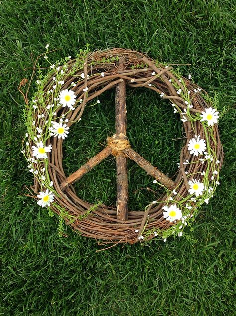 Peace Sign Made Of Sticks, Grapevine Peace Sign Wreath, Recycled Decor Diy, Diy Peace Sign Wreath, Peace Sign Wreath Diy, Vine Wreath Ideas, Hippie Wreath, Daisies Wreath, Door Reef