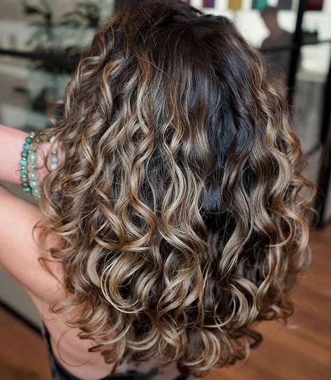 Balayage Hair Brunette With Blonde Curly, Blonde Hair Biracial, Hair Trends 2023 Curly, Natural Curly Hair With Balayage, Dark Brown Balayage With Highlights, Brown Curly Hair Blonde Balayage, Money Piece Hair Brunette Curly, Curly Hair Fall 2023, Short Wavy Hair With Blonde Highlights