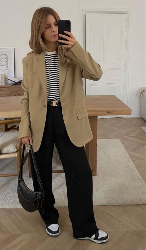 Fashion Forward Business Casual, Black Trouser Street Style, Tan Blazer Street Style, Casual Chic Looks For Women, Business Casual Oversized Blazer, Work Outfit Autumn Office Wear, Fall Office Fits, Jordan 1 Outfit Women Work, Organize Outfits For The Week