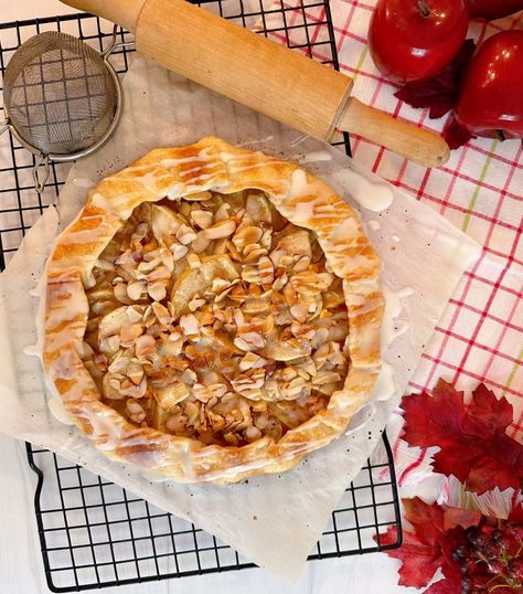 Easy Apple Almond Galette | Norine's Nest Almond Galette, Apple Galette Recipe, Cooking Sweets, Almond Crunch, Apple Galette, Galette Recipe, Flaky Crust, Easiest Apples, Apple Slices