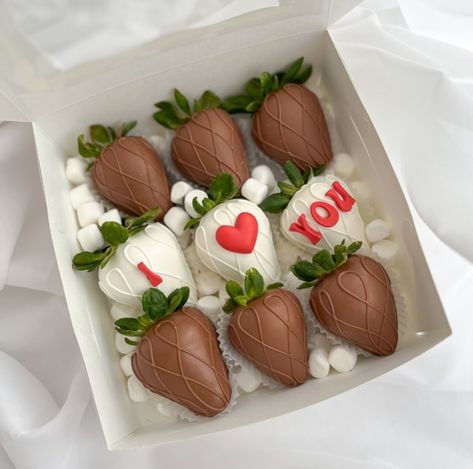 Black Dipped Strawberries, Be Mine Strawberries, Mimosa Box With Strawberries, Valentine Chocolate Covered Strawberries Ideas, Chocolate Strawberries Ideas For Him, I Love You Strawberries For Him, Chocolate Covered Strawberries Decorated, Happy Anniversary Chocolate Strawberries, Valentines Day Strawberries Ideas