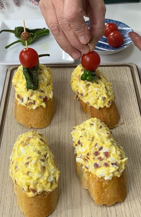 Pintxos Recipes, Canapes Faciles, Spanish Tapas Recipes, Tortilla Rolls, Tapas Recipes, Spanish Tapas, Sandwiches, Rolls, Chicken