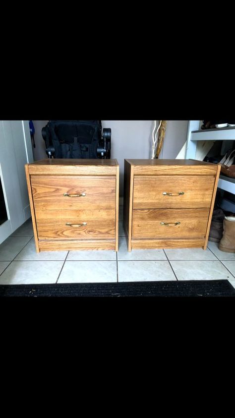 Matching side tables/nightstands are hard to come by without paying a fortune. When your not forking out a bunch of cash, they will probably look like this before picture.... check out my Instagram on this project!!I love real wood projects but painting laminate was a great alternative. AND you use half the paint then real wood haha. Hope you enjoy!    Here is the BEFORE! These are made of laminate. Very sturdy mini dresser type tables. The PERFECT size for a master bedroom!!   These w… Nightstand Makeover Ideas, Old Nightstand, Diy Nightstand Makeover, Matching Side Tables, Diy Vanity Lights, Mini Dresser, Accent Wall Entryway, Chest Of Drawers Makeover, Diy Carport