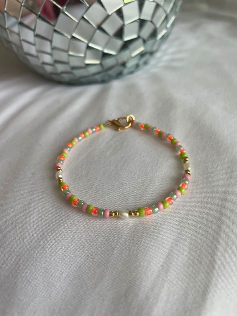 Metallic Beads Bracelet, Sees Bead Bracelets, Mini Seed Bead Bracelets, Summer Bracelet Inspo Beads, Micro Bead Bracelet Ideas, Diy Bracelets Pearl, Bracelet Ideas Tiny Beads, Colorful Pearl Bracelet, Homemade Pearl Bracelet