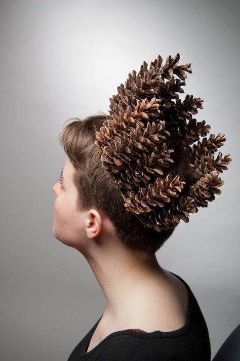 Pinecone Costume Diy, Pine Cone Costume, Pinecone Costume, Christmas Costumes Diy, Christmas Headpiece, Nature Crown, Costume Carnaval, Flower Headdress, Fairy Crown