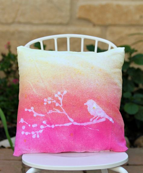 Tie dye pillow technique:  use stencils and glue to create designs on the fabric.  #TieDyeYourSummer Hammered Flowers, Artist Corner, Stenciled Pillows, Ty Dye, Dyed Pillows, Pretty Pillows, Sharpie Crafts, Tie Dye Kit, Fabric Dyeing