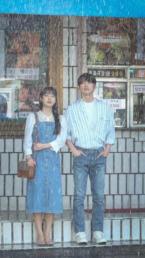 Dramas Wallpaper, Actors Wallpaper, Couple In Rain, Kdrama Couples, Drama Scene, People Reference, Couple Shoots, Scene Wallpaper, Couple Pose