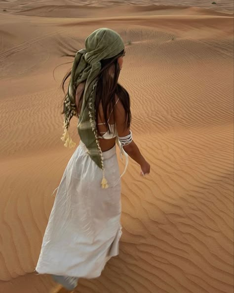 Egypt Pics Ideas, Egypt Look Fashion, Morocco Head Scarf, Morroco Outfit Summer, Desert Clothes Women, Morroco Photo Ideas, Egypt Outfits Aesthetic, Egypt Summer Outfit, Morroco Marrakech Outfit