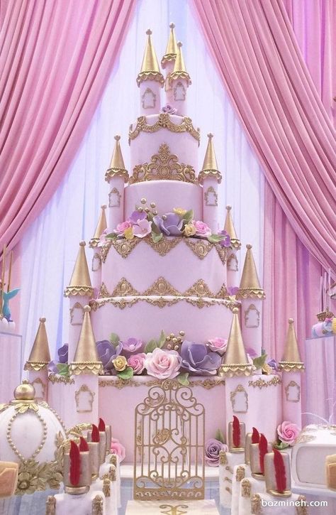 Huge Cakes, Kue Disney, Cinderella Quinceanera Themes, Quince Cakes, Extravagant Wedding Cakes, Princess Castle Cake, Disney Wedding Cake, Mini Torte, Big Wedding Cakes