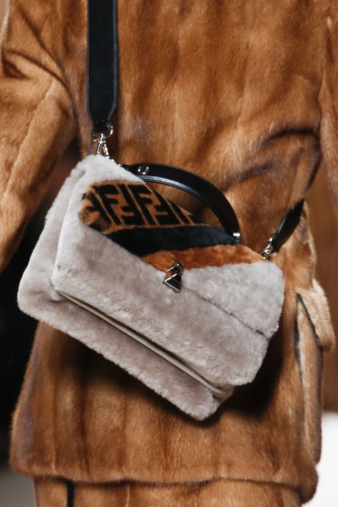 Fendi Fall 2018 Ready-to-wear Milan Collection - Vogue Prada Handbags Vintage, Fall Bags Handbags, Fendi Fur, Cute Laptop Bags, Fur Bags, Edie Campbell, Fendi Bag, Fall Handbags, Leather Tote Purse