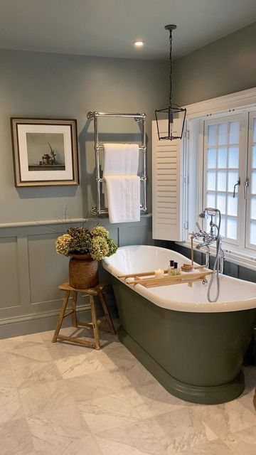 Country House Bathroom, Country Cottage Bathroom, Old Pots, Cosy Bathroom, Country Style Bathrooms, Cottage Style Bathrooms, Cottage Bathroom Ideas, New House Bathroom, Victorian Bathroom