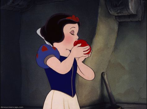 Snow White eating the poisoned apple Walt Disney Studio, Snow White 1937, Snow White Apple, The Snow Queen, Snow White Disney, Disney Icons, Old Disney, Disney Aesthetic, Seven Dwarfs