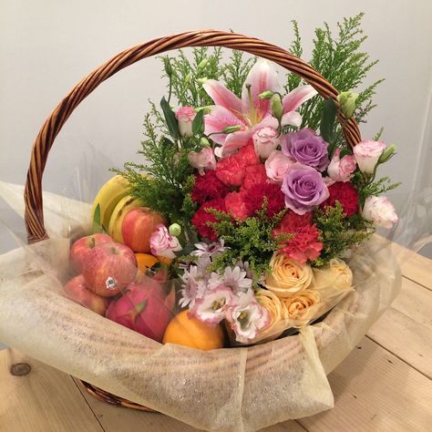 Fruit Basket Arrangements Gift Ideas, Fruit Basket With Flowers, Flower Fruit Basket, Gift Fruit Basket Ideas, Fruit Basket Decoration For Wedding, Gift Fruit Basket, Fruit Basket Decoration, Fruit Basket Decor, Fruit And Flower Basket