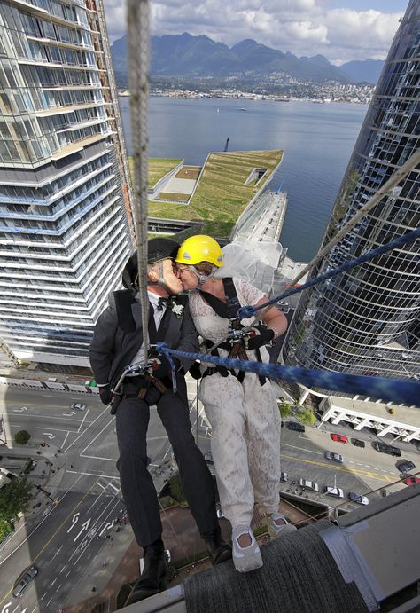 Adventure loving wedding couple photo #adventure #experience #love #wedding #weddingfun #weddinginspirations Extreme Wedding, Unusual Wedding Photos, 2016 Hair Trends, Unusual Wedding, Unusual Weddings, Wedding Couple Photos, Romantic Things To Do, Unique Wedding Photos, Living On The Edge