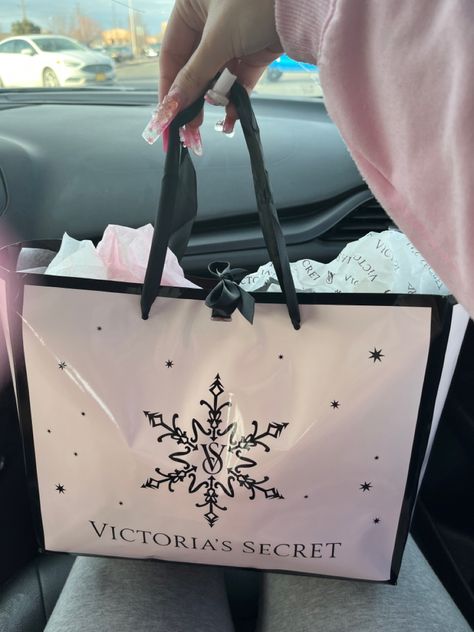 Victoria Secret Christmas Aesthetic, Coquette Christmas List, Christmas Victoria Secret, Pinkmas Aesthetic, Vs Christmas, Christmas Core, Victoria Secret Christmas, Girly Winter, Coquette Winter