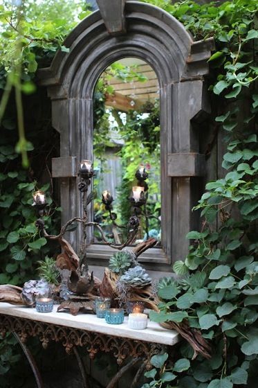 Garden Decor: Lovely Mirror in the Garden Ideas Para Decorar Jardines, Patio Gardening, Christmas House Lights, Garden Mirrors, Magical Garden, Cool Ideas, Courtyard Garden, Garden Cottage, Small Gardens