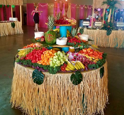 Fruit Display from Hawaiian party Islander Themed Party, Graduation Summer Party Ideas, Hawaiian Theme Party Table Decor, Fiji Themed Party, Graduation Party Tropical Theme, Tropical Fruit Table, Polynesian Decorations Party, Fancy Hawaiian Party, Hawaiian New Years Eve Party