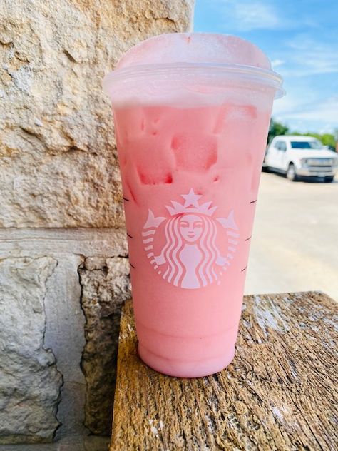 Refresher From Starbucks, Minuman Starbucks, Fun Summer Drinks, Passion Tea, Starbucks Secret Menu Drinks, Starbucks Menu, Colorful Drinks, Starbucks Drink, Pink Drink