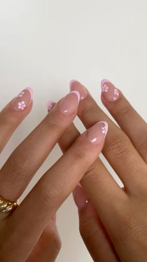 Easy Nail Designs Not Acrylic, Easy Nail Art For Square Nails, Cute Nails Basic Simple, Short Almond Nail Inspo 2024, Gel Nail Designs Round Shape, Nail Inso Short Almond, Nail Inspo Short Almond French Tip, Nail Ideas Acrylic Short Oval, Cute Nail Inspo Almond Shape