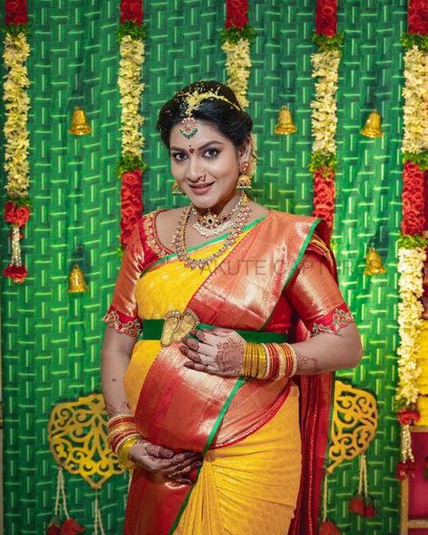 Seemantham Blouse Designs, Srimantham Photoshoot, Seemantham Saree Ideas, Pallavi Ramisetty, Simple Baby Shower Decorations, Funny Wedding Poses, Yellow Sarees, Saree Function, Indian Baby Showers