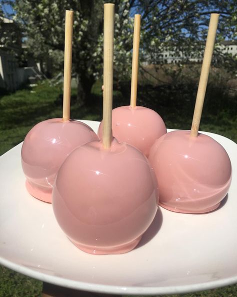 Light Pink Food, Pink Baby Shower Food, Pink Candy Apples, Pink Treats, Pink Snacks, Dessert Table Birthday, Sweet Sixteen Birthday Party Ideas, Pink Sweets, Sweet 16 Themes