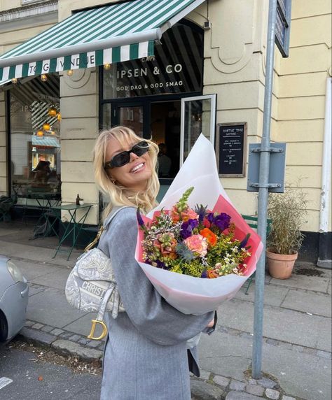 barbara kristoffersen Europe Fall Outfits, Lifestyle Manifestation, Barbara Kristoffersen, Outfits For 2023, Nyc Photoshoot, Flower Photoshoot, Flowers Instagram, Holding Flowers, Wedding 2024