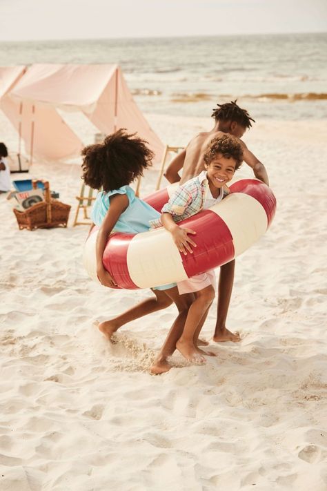 Kids Beach Fashion, Summer Vacation Outfit Ideas, Palm Beach Fashion, Surfer Kids, Vacation Outfit Ideas, Model School, Beach Session, Summer Vacation Outfits, Kid Lifestyle