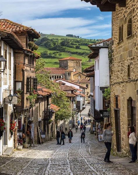 Santillana del Mar - one of Spain's most beautiful villages Northern Spain Travel, Vila Medieval, Santander Spain, Best Holiday Destinations, San Sebastian Spain, Spain Vacation, Spain Holidays, Northern Spain, Basque Country