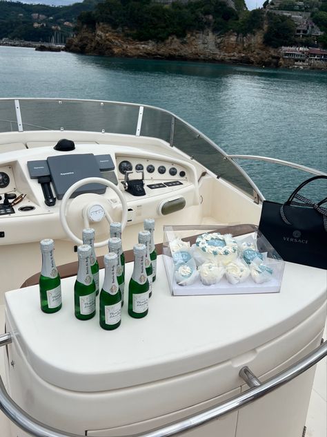 Bachelorette Party Old Money, Bachelorette On A Boat, Yacht Party Aesthetic, Bachelorette Party Yacht, Yacht Bachelorette Party, Yacht Bachelorette, Bachelorette Yacht, Bachelorette Boat Party, Boat Bachelorette