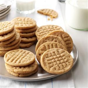 Low-Fat Peanut Butter Cookies Recipe -When you bite into one of these yummy cookies, you'll never guess it's low in fat. —Maria Regakis, Saugus, Massachusetts Lowfat Desserts, Saugus Massachusetts, Low Fat Biscuits, Low Calorie Peanut Butter, Low Sugar Cookies, Low Fat Cookies, Somerville Massachusetts, Healthy Peanut Butter Cookies, Low Fat Desserts