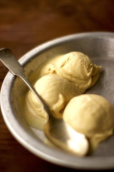 Poached Pears Coconut Milk Ice Cream Healthy Nice Cream, Pear Ice Cream, Coconut Milk Ice Cream, Milk Ice Cream, Coconut Ice Cream, Sorbet Recipes, Poached Pears, Cold Desserts, Love Ice Cream