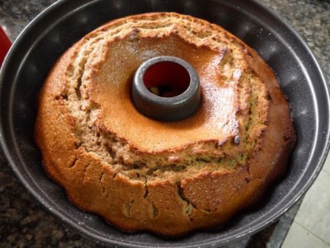 Lekach, a Jewish honey cake, in a Bundt pan Honey Cake Rosh Hashanah, Tzimmes Recipe, Bolu Pandan, Rosh Hashanah Recipes, Honey Cake Recipe, Jewish Holiday Recipes, Honey Cake, Caramel Cake, Jewish Recipes