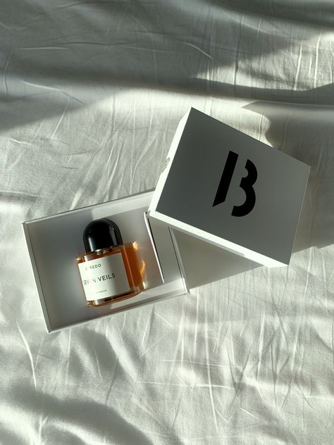 byredo perfume breezy white aesthetic unboxing london Aesthetic Unboxing, Byredo Perfume, White Aesthetic, Veil, Scents, Around The World, London, Wallet, White